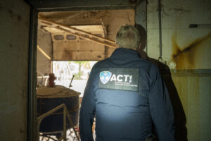 Een handhaver van het ACT! team staat in een stal tijdens een controle